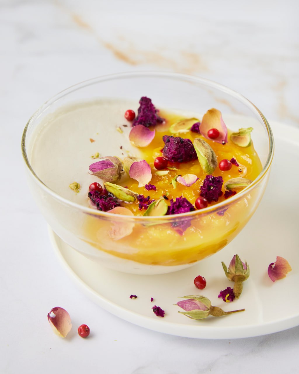 Dessert mangue, rose et fruit du dragon