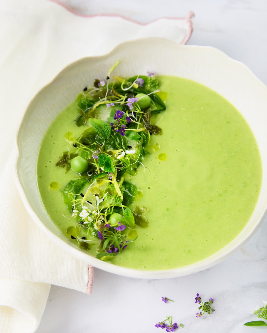 Soupe verte, algues et herbes fraîches